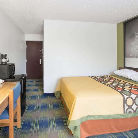 Super 8 By Wyndham Columbus Motel Exterior foto